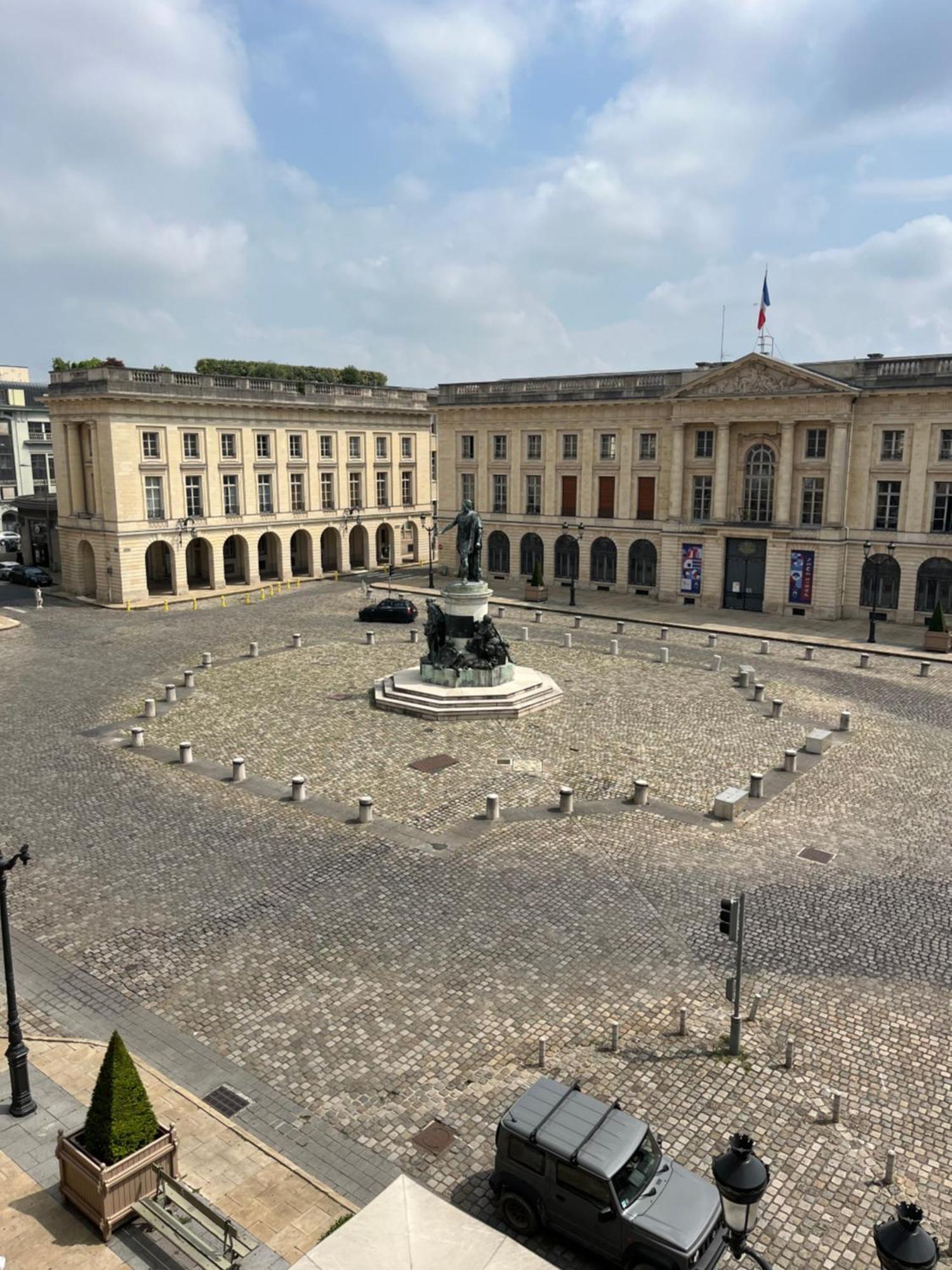 Royal Home, Hypercentre Reims Avec Vue Cathedrale Exterior photo